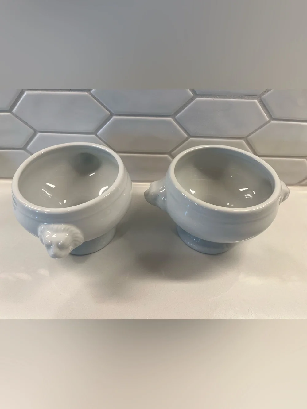 Sur la table white Lions Head Footed Bowls